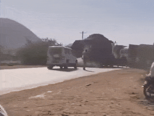 ਡੰਪਰ ਅਤੇ ਪੁਲਿਸ ਦੀ ਕਾਰ ਦੇ ਸਾਮ੍ਹਣੇ ਸਥਾਨਕ ਲੋਕ, ਉਨ੍ਹਾਂ ਨੇ ਇਸ ਸਾਰੀ ਘਟਨਾ ਦੀ ਵੀਡੀਓ ਬਣਾਈ ਹੈ. ਮਾਈਨਿੰਗ ਮਾਫੀਆ ਪੁਲਿਸ ਦੀ ਕਾਰ ਦੇ ਸਾਹਮਣੇ ਪੱਥਰ ਡਿੱਗ ਰਹੀ ਹੈ.