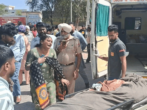 शव को अस्पताल ले जाते राहगीर व विलाप करते हुए परिजन। - Dainik Bhaskar