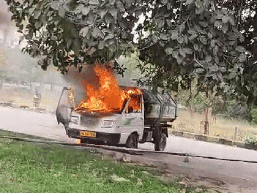 ਸ਼ੌਰਟ-ਸਰਕਟ ਨੂੰ ਅੱਗ ਲੱਗਣ ਦਾ ਕਾਰਨ ਮੰਨਿਆ ਜਾਂਦਾ ਹੈ.