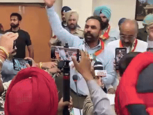 कांग्रेस मेयर पद के दावेदार रहे विकास सोनी हंगामा करेते हुए। - Dainik Bhaskar