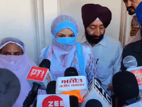 ਪੀੜਤ ਅਤੇ women ਰਤਾਂ ਨੇ ਮੀਡੀਆ ਦੇ ਸਾਮ੍ਹਣੇ ਉਨ੍ਹਾਂ ਨਾਲ ਵਧਾਈ ਦਿੱਤੀ.