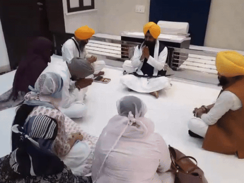 पादरी बजिंदर सिंह से पीड़ित महिलाएं व युवती जत्थेदार श्री अकाल तख्त साहिब से बातचीत करते हुए। - Dainik Bhaskar