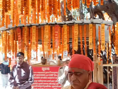 ऊना के चिंतपूर्णी मंदिर को चैत्र नवरात्र के लिए आकर्षक ढंग से सजाया गया।