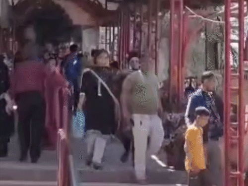 बिलासपुर के नयना देवी मंदिर में पूजा करके बाहर लौटते हुए श्रद्धालु।