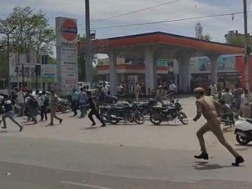 पुलिस अधिकारियों के समझाइश के बाद भी जाम नहीं खुला तो पुलिस ने हल्का बल प्रयोग कर लोगों को मौके से हटाया।
