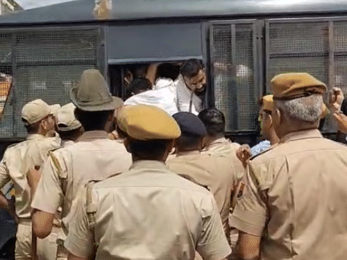 पुलिस ने स्थिति को शांत करने के लिए कुछ प्रदर्शनकारियों को हिरासत में भी लिया।