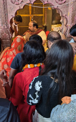 वृंदावन के राधावल्लभ मंदिर के तिलकायत अधिकारी श्रीहित मोहित मराल महाराज हैं। हर रोज भक्त उनसे मिलने पहुंचते हैं।