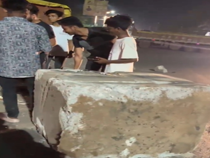 वह बोल्डर से जिससे टकराकर रुका ट्रक