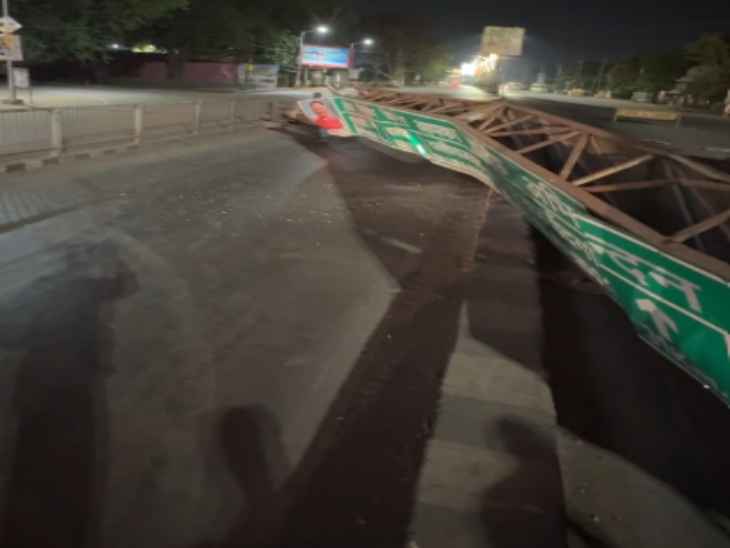 ट्रक ने लोहे की ग्रिल को तोड़ते हुए प्रवेश द्वार को तोड़ा