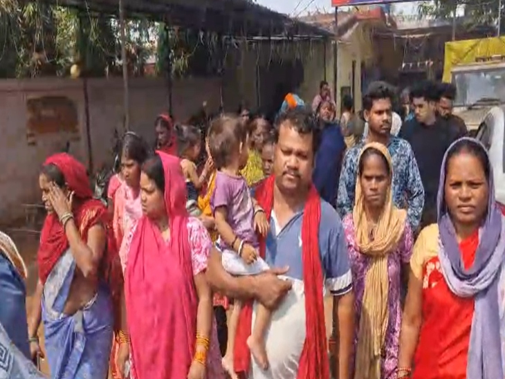 हत्या के बाद ग्रामीण थाने पहुंचे