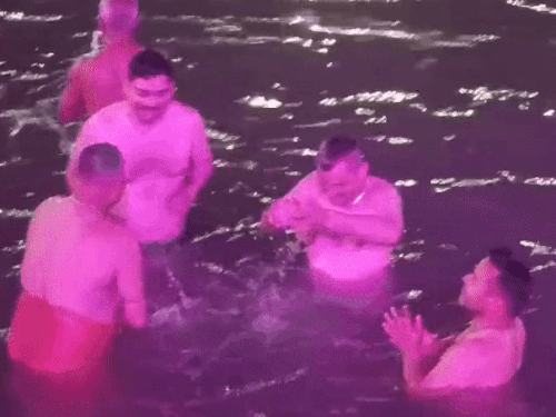 भक्तों ने सरस्वती के पानी में नहाया।