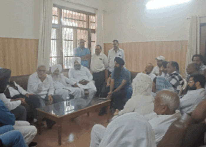 ਵਿਧਾਇਕ ਨਿਰਮਲ ਸਿੰਘ ਲੋਕਾਂ ਦੀਆਂ ਮੁਸ਼ਕਲਾਂ ਸੁਣ ਰਹੇ ਹਨ