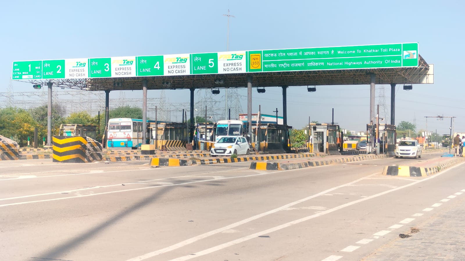 ਖਟਕਡ ਟੋਲ ਪਲਾਜ਼ਾ ਵਿਚੋਂ ਲੰਘ ਰਹੇ ਵਾਹਨ.