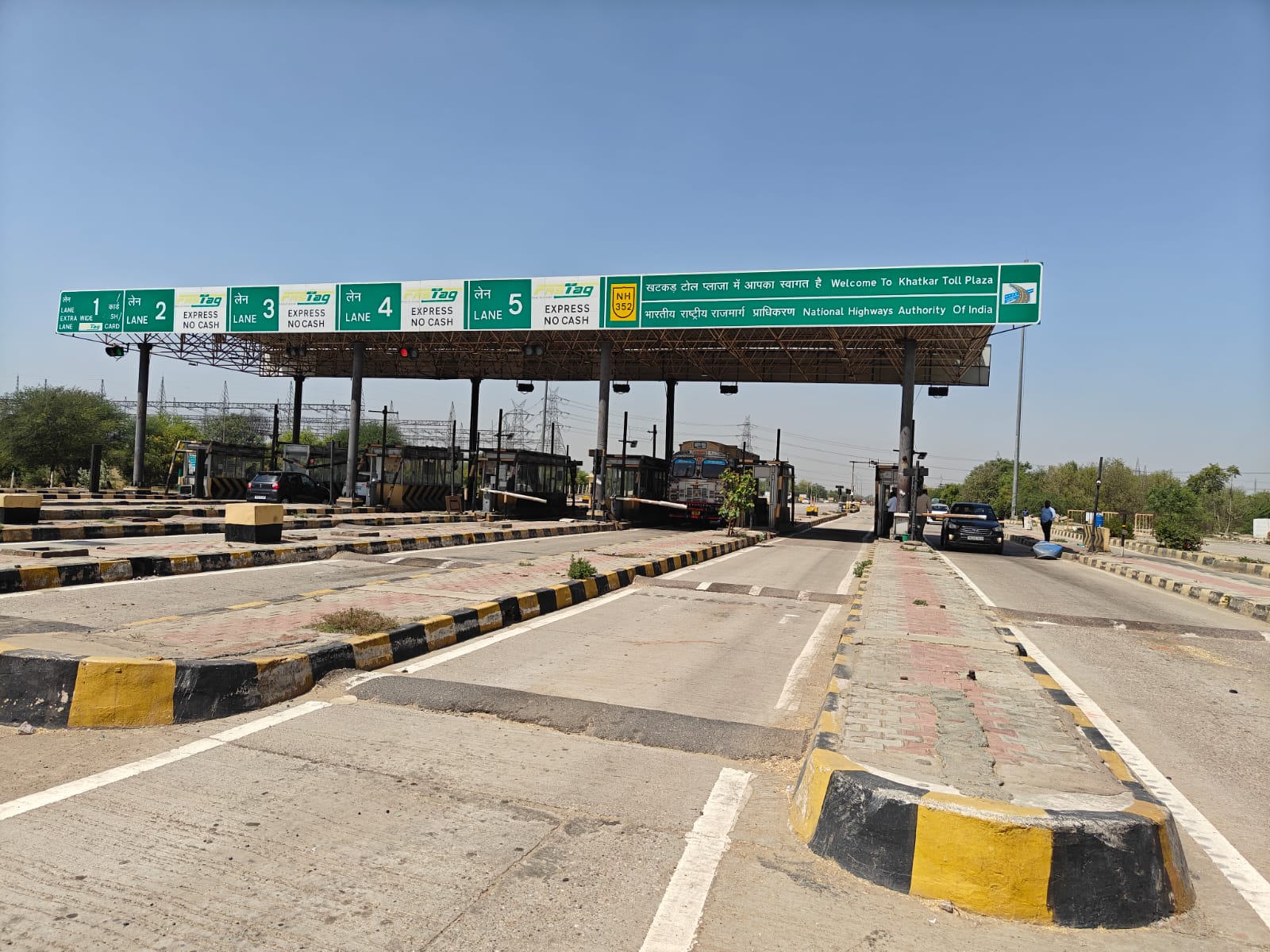 ਡਰਾਈਵਰ ਟੋਲ ਵਿਚੋਂ ਲੰਘਣਾ.