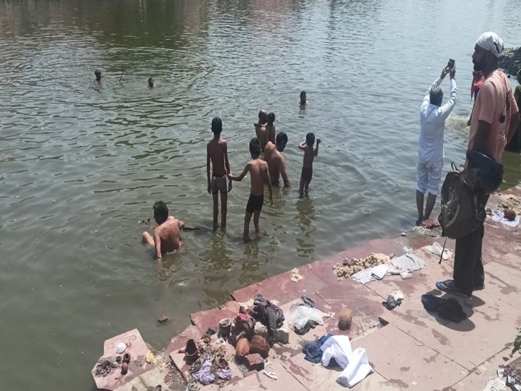 ਤੀਰਥ ਯਾਤਰਾ 'ਤੇ ਪ੍ਰਦਰਸ਼ਨ ਕਰ ਰਹੇ ਸ਼ਰਧਾਲੂ.