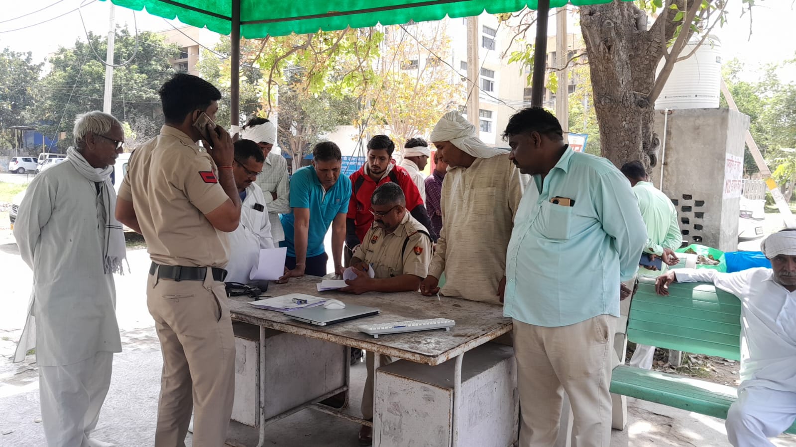 झज्जर अस्पताल में पोस्ट मार्टम कागजी कार्रवाई में जुटी पुलिस और मौजूद परिजन।