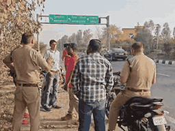 घटना स्थल पर मौजूद पुलिसकर्मी