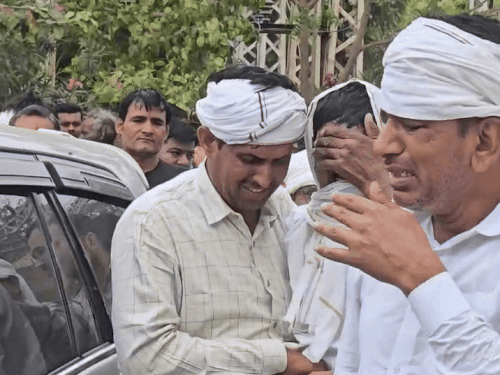 शनिवार को स्टूडेंट रमेश के परिवार वाले रोते हुए जिला अस्पताल की मॉर्च्युरी पहुंचे।