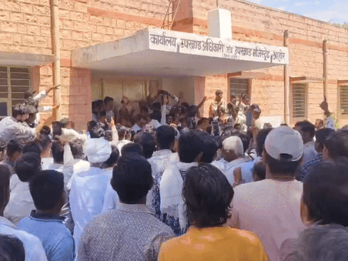 नारेबाजी करते हुए लोग उपखंड अधिकारी कार्यालय पहुंचे और ज्ञापन दिया।