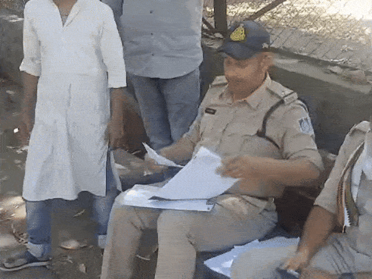 पंचनामा कार्रवाई के दौरान शाहिद और पुलिसकर्मी।