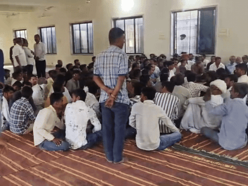 शनिवार सुबह 9 बजे आहोर के माधोपुरा में सेठ सांवरिया मंदिर में समाज के लोगों ने बैठक की।