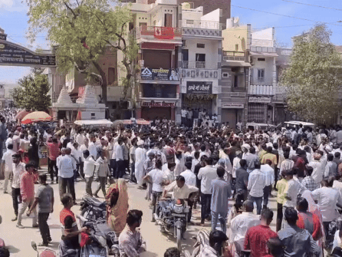 आहोर के मेन मार्केट में लोग नारेबाजी करते हुए उपखंड कार्यालय की तरफ बढ़े।