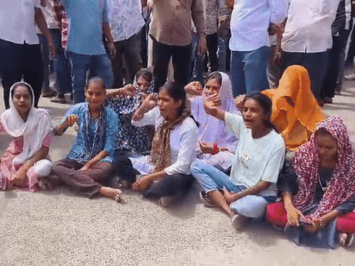समाज की लड़कियों और महिलाओं ने सड़क पर बैठकर नारेबाजी की।