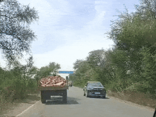 ਪਿੰਗਨ ਵਿੱਚ ਟਰੈਕਟਰ ਤੇ ਪੱਥਰ ਚੁੱਕ ਰਹੇ ਮਾਫੀਆ.