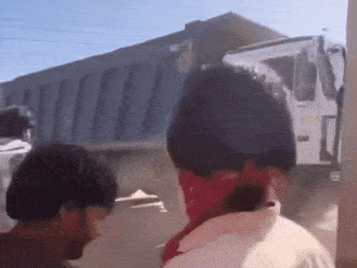 ਡੰਪਰ ਡਰਾਈਵਰ ਪੁਲਿਸ ਕਰਮਚਾਰੀਆਂ ਨਾਲ ਬਹਿਸ ਕਰਦਾ ਹੈ.