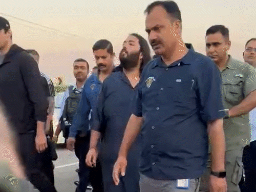 Anant Ambani Padyatra Video; Jamnagar Dwarka | Dwarkadhish | अनंत अंबानी जामनगर से पैदल द्वारका की यात्रा पर निकले: लोगों को परेशानी न हो, इसलिए रात में करते हैं सफर ...