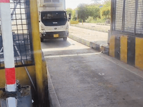 ਥਾਣੇ ਟੋਲ-ਪਲਾਜ਼ਾ ਦੁਆਰਾ ਲੰਘ ਰਿਹਾ ਵਾਹਨ.