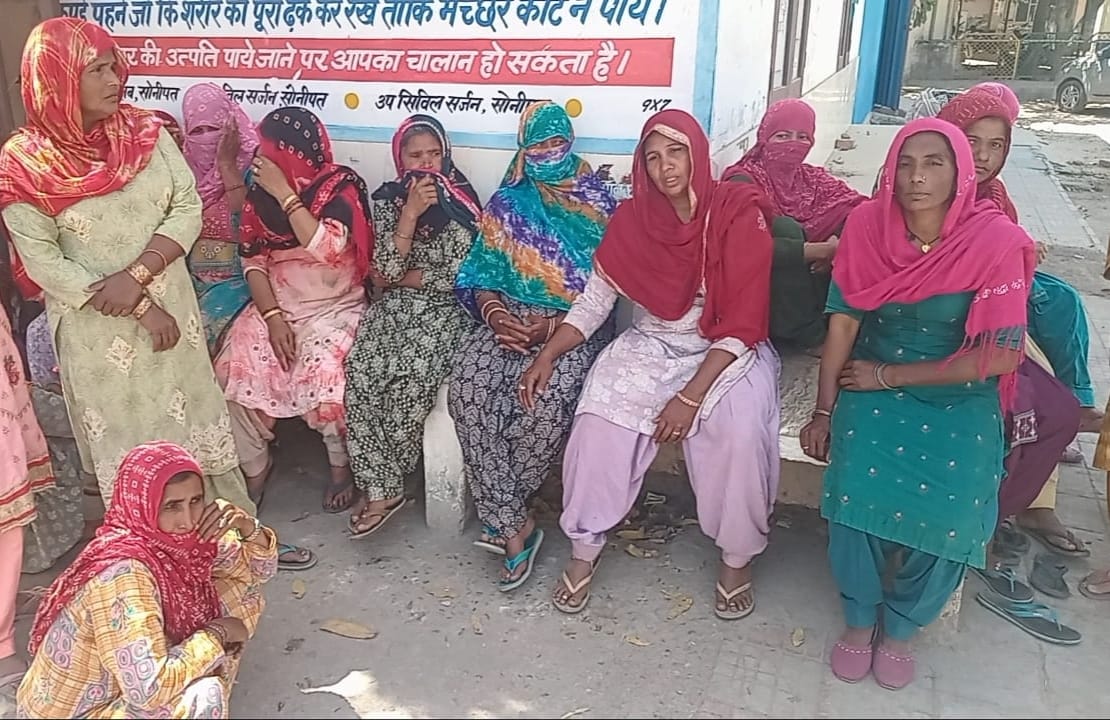 The ਰਤਾਂ ਧੀ ਦੀ ਮੌਤ ਤੋਂ ਬਾਅਦ ਸਿਵਲ ਹਸਪਤਾਲ ਪਹੁੰਚੀਆਂ