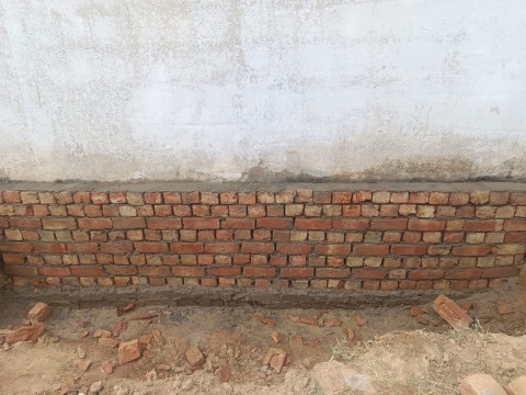 हिसार एयरपोर्ट की बाउंड्रीवाल के नीचे अब नींव भरी जा रही है।