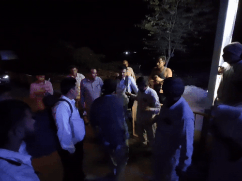 ਟੀਮ ਦੇ ਮੈਂਬਰਾਂ ਦੀ ਜਾਂਚ ਕੀਤੀ ਜਾ ਰਹੀ ਹੈ ਯਾਤਰੀ ਨੂੰ.