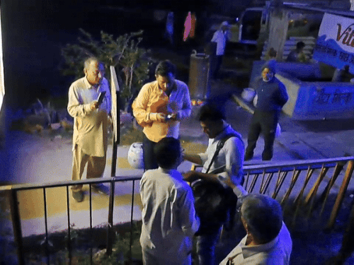 ਯਾਤਰੀ ਅਤੇ ਟੀਮ ਦੇ ਮੈਂਬਰ ਇਕ ਦੂਜੇ ਨਾਲ ਬਹਿਸ ਕਰਦੇ ਹੋਏ ਇਕ ਦੂਜੇ ਨਾਲ ਜੁੜੇ, ਇਕ ਦੂਜੇ ਨੂੰ ਚੋਰ ਵੀ ਕਹਿੰਦੇ ਹਨ.