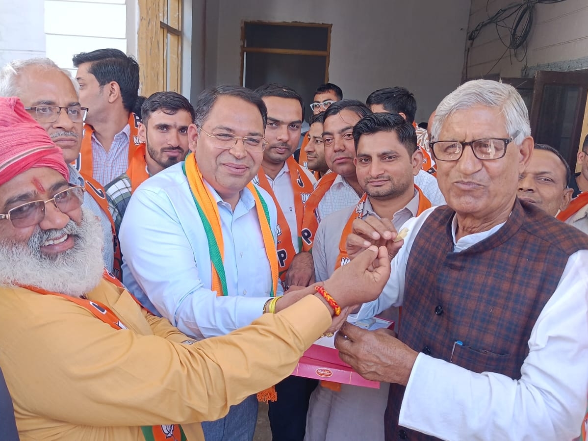 ਮਾਹਾਮ ਦੇ ਸੰਸਦ ਮੈਂਬਰ ਰਾਮਚੰਦਰ ਜਨਮਧਰਾ ਦੇ ਮੂੰਹ ਮਿੱਠੇ ਹੋ ਗਏ.