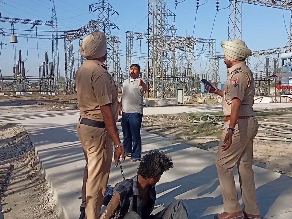 फरीदकोट में सादिक ग्रिड में करंट से झुलसे आरोपी के साथ पुलिस
