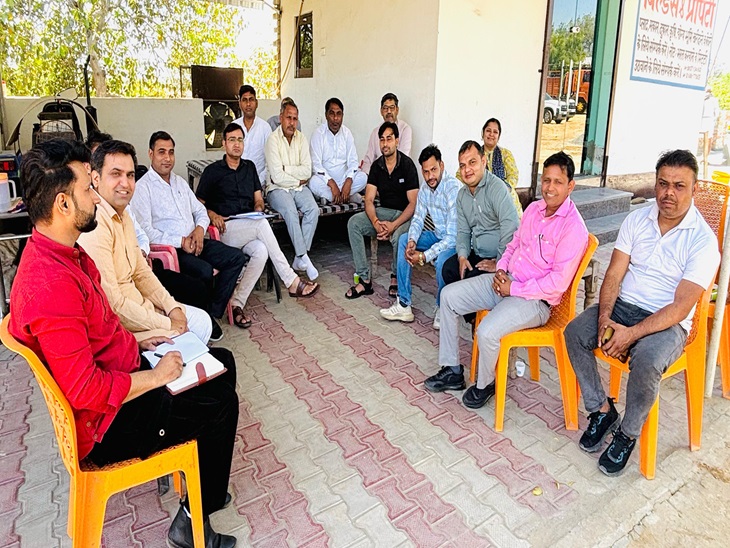 बैठक के दौरान चर्चा करते आउटसोर्स कर्मचारी संगठन के सदस्य।