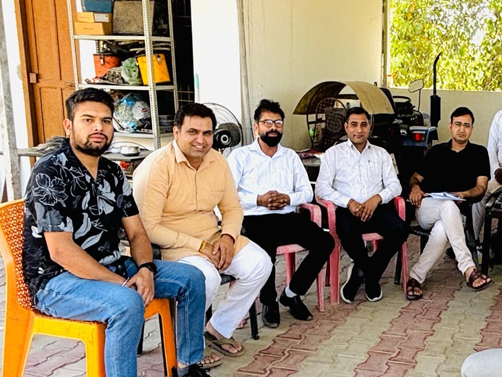 बैठक में मौजूद आउटसोर्स पार्ट 2 कर्मचारी।