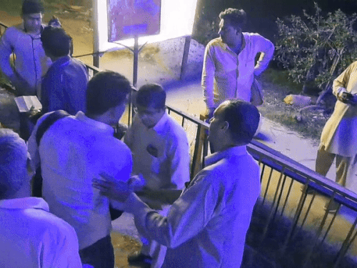 ਯਾਤਰੀ ਨੂੰ ਫੜਦਿਆਂ ਟੀਮ ਦੇ ਮੈਂਬਰ ਦੀ ਜਾਂਚ ਕੀਤੀ ਜਾ ਰਹੀ ਹੈ.