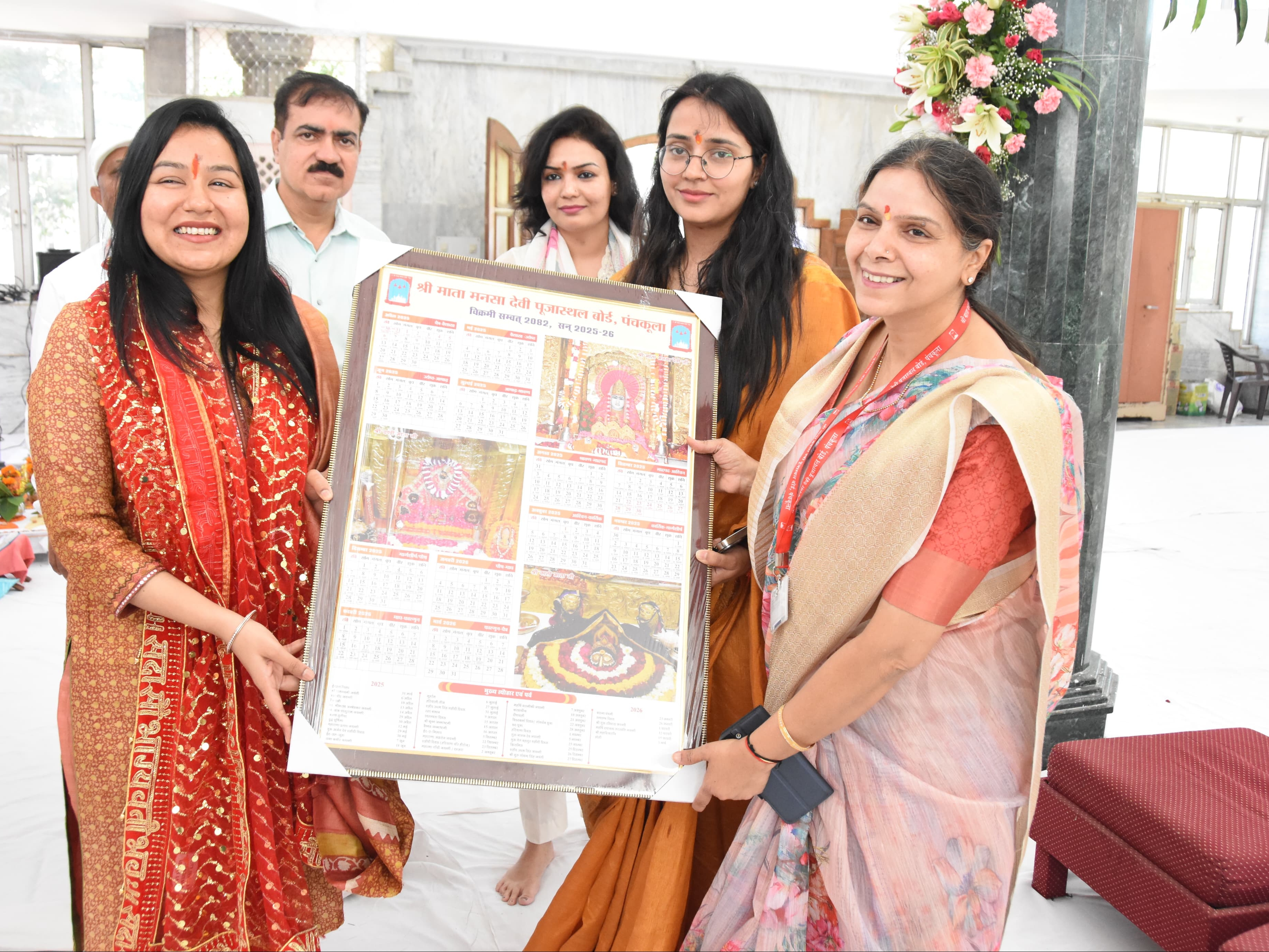 ਅਸਥਾਨ ਬੋਰਡ ਸੀਈਓ ਨਸ਼ਾ ਯਾਦਵ ਅਤੇ ਸੈਕਟਰੀ ਸ਼ਾਰਦਾ ਪ੍ਰਜਪਤੀ ਦੀਪਤੀ ਡੀਸੀ ਮੋਨਿਕਾ ਗੁਪਤਾ ਪੇਸ਼ ਕਰਦੇ ਹਨ.