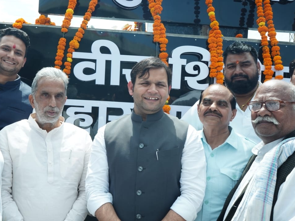 केंद्रीय मंत्री कृष्णपाल गुर्जर के साथ खेल राज्यमंत्री गौरव गौतम और अन्य।