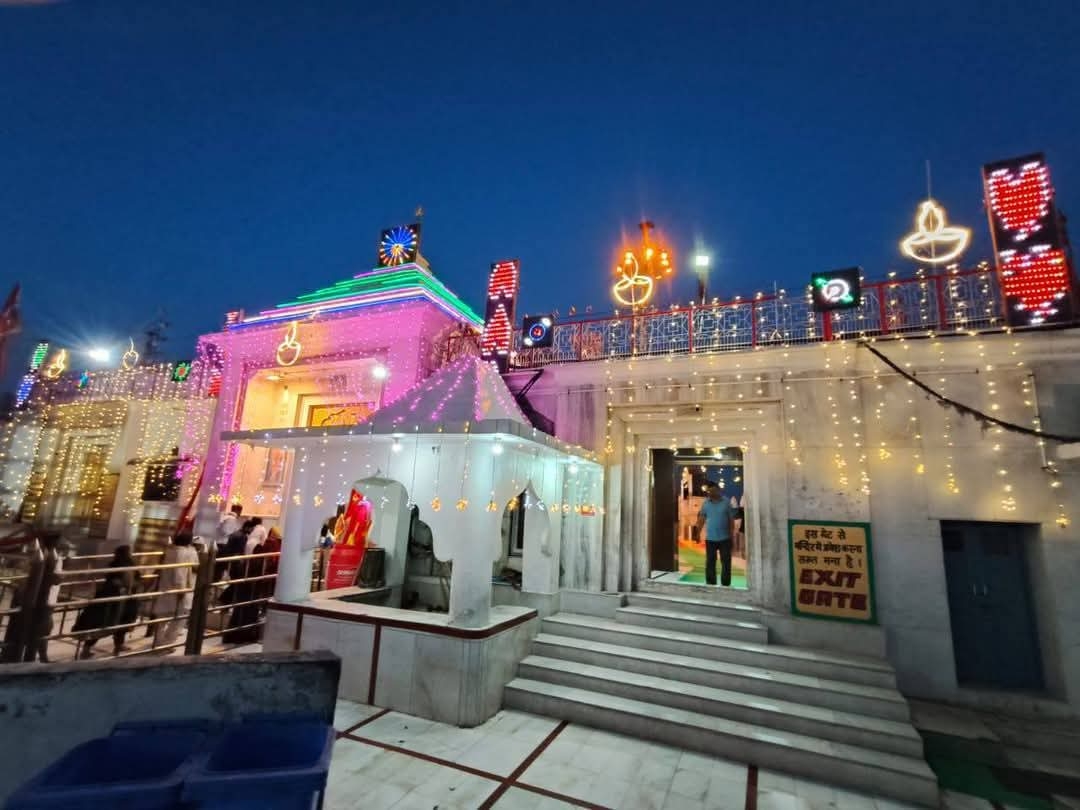 रंगबिरंगी लाइटों से सजाया गया मंदिर