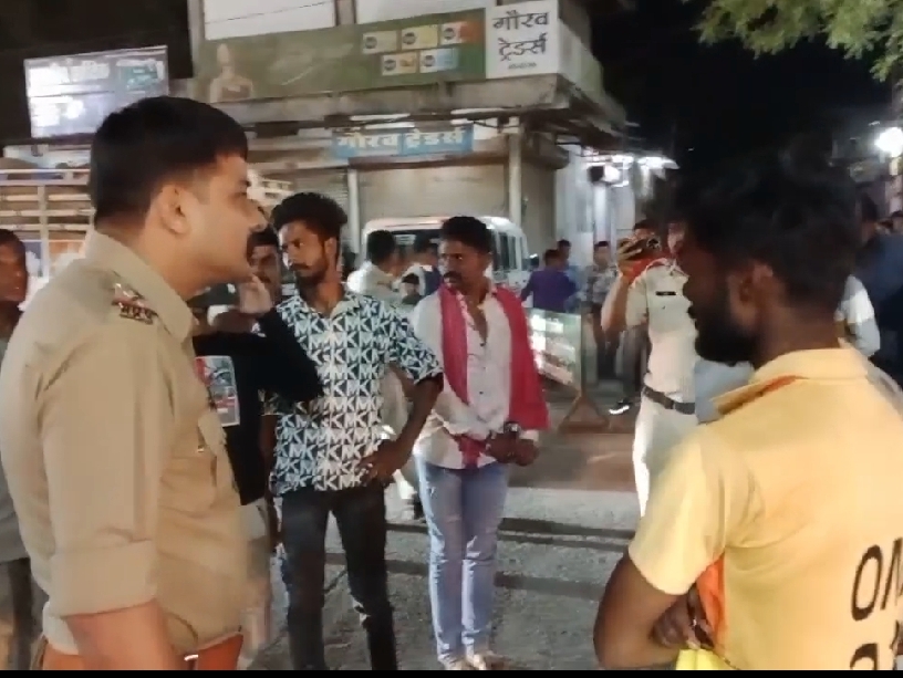 पुलिस ने मामले में जांच का आश्वासन दिया है।