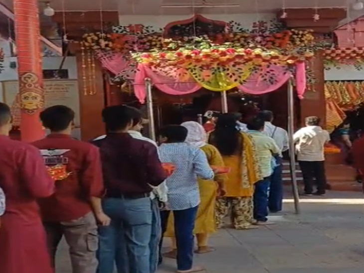 पटन देवी मंदिर में श्रद्धालुओं की भीड़