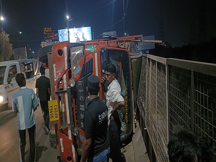 वायशेप ब्रिज में लकड़ी से भरा ट्रक पलटा - Dainik Bhaskar