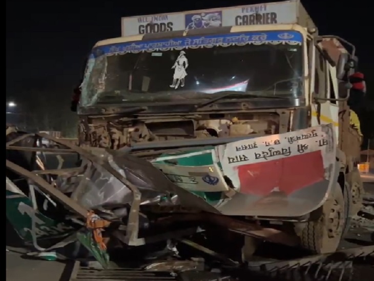 ट्रक ने स्वागत द्वार को तोड़ा