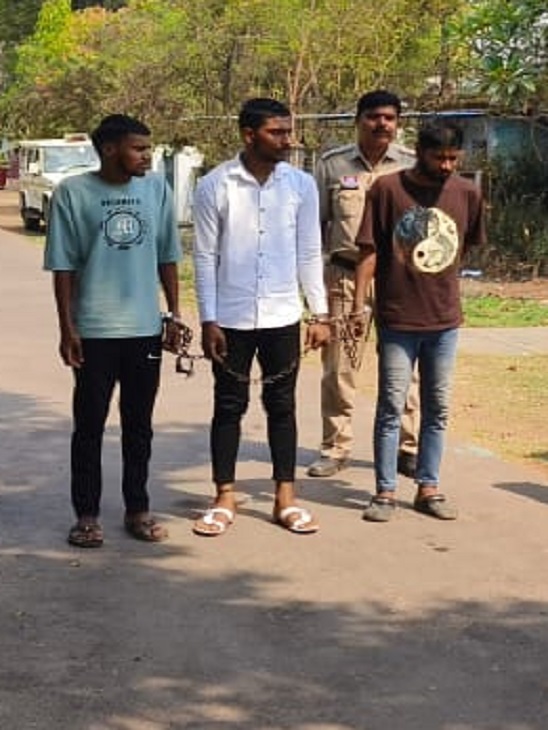 पुलिस ने चार आरोपियों को गिरफ्तार किया है, जिसमें एक नाबालिग है।