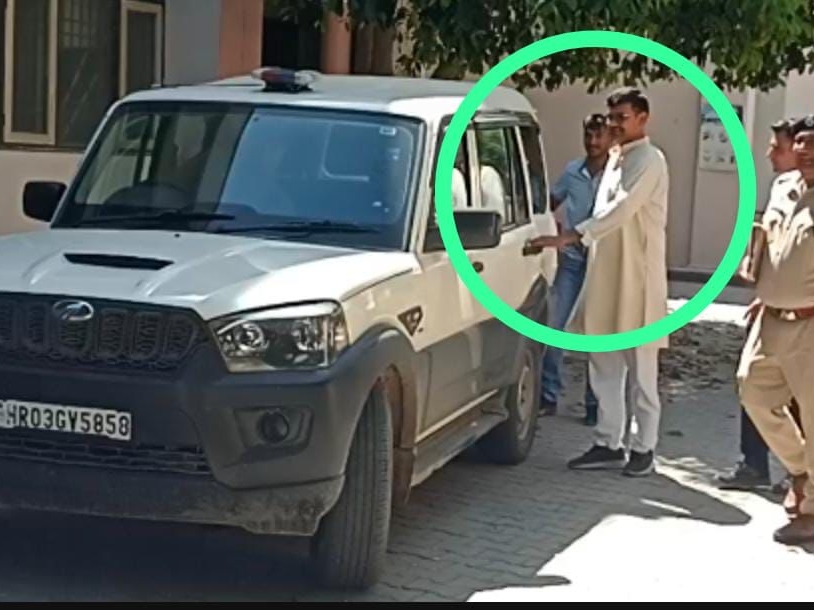 आरोपी एएसआई संदीप को कोर्ट लेकर जाती पुलिस।