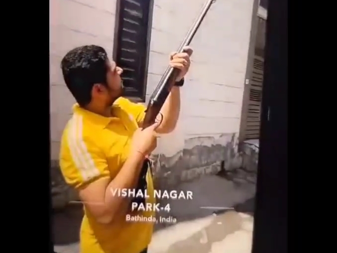 शादी में हवाई फायरिंग करते युवक का फोटो। - Dainik Bhaskar